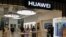 中国华为公司今年4月在台湾开设旗舰店 (美国之音张永泰拍摄 )