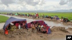 刚刚抵达孟加拉国边界的罗兴亚穆斯林在塑料棚里躲雨,孟加拉国士兵阻止他们前往设置孟加拉国境内的难民营。(2017年10月17日)