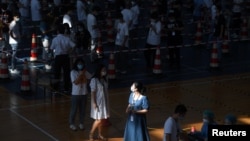 中国湖北武汉市民排队接受新冠病毒核酸检测。(2021年8月5日)