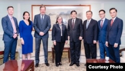 美国在台协会华盛顿总部执行理事蓝莺(左四)访台,接受台湾外交部次长陈立国(左五)设宴款待。(2024年10月30日,台湾外交部提供)