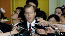 La police congolaise arrête un homme lors d'une opération à Kinshasa. (AP Photo / John Bompengo)