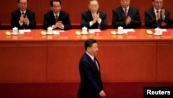 2017年中共十九大开幕式上,中共总书记习近平走向讲台发表报告(路透社 2017年10月18日)