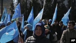 资料照 维吾尔人和他们的支持者在纽约联合国总部附近举行示威抗议中国政府的监控(2018年3月15号)