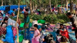 စစ်ကောင်စီနဲ့ KNU ကြားတိုက်ပွဲတွေကြောင့် ဘေးလွတ်ရာ ထိုင်းနယ်စပ်ကို ထွက်ပြေးလာကြတဲ့ ကရင် ရွာသူရွာသားများ (ဓါတ်ပုံ- ထိုင်းကာကွယ်ရေးတပ်)