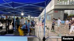 深圳街头的核酸检测点。