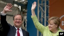 资料照:拉舍特(左)和总理默克尔一起参加竞选活动。