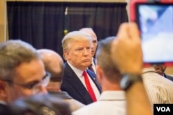 共和党总统参选人川普在爱奥华参加选战活动。(美国之音记者方正拍摄)