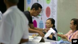一名缅甸选民在仰光一个投票站里为议会差额选举投票。(2018年11月3日)