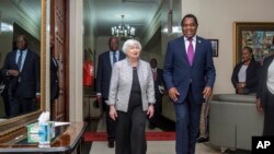 美国财政部长耶伦在卢萨卡会晤赞比亚总统希奇莱马。(2023年1月23日)