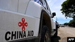 资料照:所罗门群岛首都霍尼亚拉街头的一辆中国政府援助的警察巡逻车。(2024年4月18日)