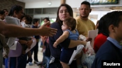 资料照片:一名携带婴儿的非法移民妇女在德克萨斯州的拘留中心获释(2018年7月26日)