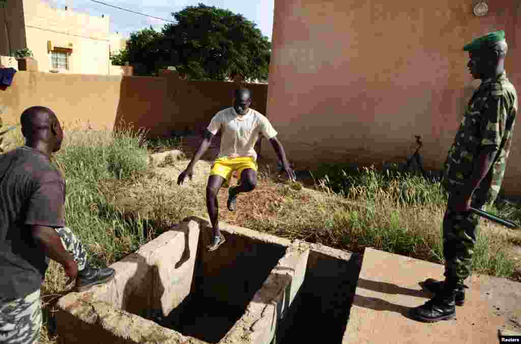 在塞瓦雷的民兵组织“北部解放武装”设立的训练营,被招募的年轻人接受战斗训练 (2012年9月24日路透社拍摄)。