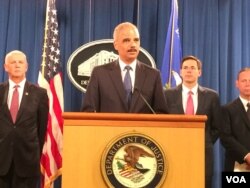 美国司法部长霍尔德(中)(美国之音 燕青拍摄)