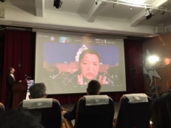 现居美国、曾被关押在新疆集中营的早木热达吾提(Zumret Dawut)跨海透过视讯讲述被迫害经历。(美国之音记者顾展珑摄)