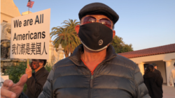 集会者周先生说,在宪法下其他族裔不能歧视我们。 (美国之音,2020年3月20日)