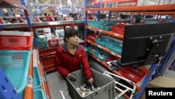 资料照:京东雇员在河北廊坊的京东物流中心工作。(2016年11月10日)