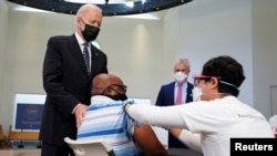 资料照片:美国总统拜登视察维吉尼亚州一个新冠疫苗接种中心(2021年4月6日)