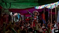 အနိမ့်ဆုံးလုပ်အားခ တိုးမြှင့်သတ်မှတ်ရေး တောင်းဆိုနေကြတဲ့ မြန်မာစက်မှုဇုန်က အလုပ်သမားများ။