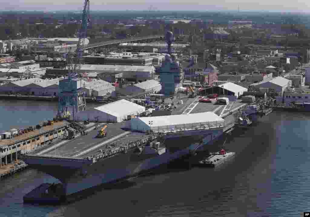 在维吉尼亚州纽波特纽斯造船厂,美军福特号航空母舰进入建造的最后阶段(2016年4月27日)。该航母的建造始于2009年,当时计划2015年完成,耗资105亿美元。美国海军说,成本超支和工期拖延的原因在于这艘航母的技术十分尖端。