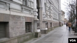 立陶宛首都维尔纽斯市中心的苏联占领和共产主义迫害纪念馆。这所建筑曾是苏联在立陶宛克格勃总部,建筑外墙上现在镌刻着受害者的姓名。(美国之音白桦拍摄)