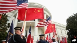 美军仪仗队等待奥巴马总统和中国主席习近平出席迎宾仪式(2015年9月25日)