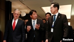 日美韩三国防长2018年6月3日在新加坡会谈(路透社)