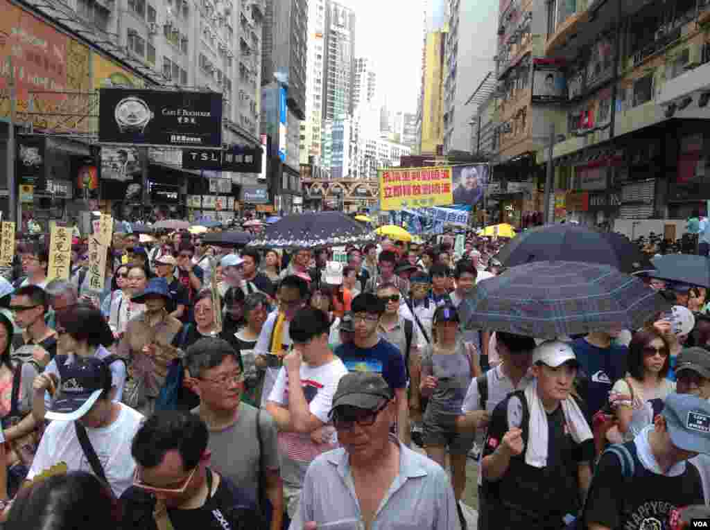 数万港人参加七一大游行誓言守护香港(美国之音海彦拍摄)