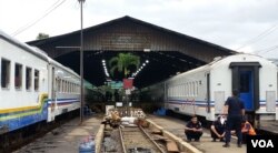 印尼现有火车时速大约仅为50-60公里。(美国之音朱诺拍摄,2016年3月1日)