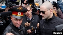 俄罗斯左翼阵线领导人乌达左夫(右)去年10月11日在莫斯科