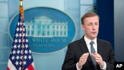 资料照:美国国家安全顾问沙利文在白宫的记者会上回答问题。(2023年7月7日)