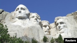 美国南达科他州拉什莫尔山国家纪念公园内美国总统山的华盛顿、杰斐逊、西奥多·罗斯福和林肯总统的雕塑。(2013年4月12日)