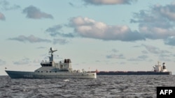 在卡特加海峡,一艘丹麦海军巡逻艇监视附近的中国散货船“伊鹏3号”。(2024年11月20日)