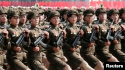 朝鲜工农赤卫队女民兵参加国庆阅兵大典。(资料照片)
