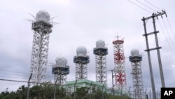 日本自卫队在日本西部边境的与那国岛上设立雷达塔。(图片来源:美联社)