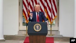 美国总统特朗普在白宫玫瑰园回答记者问题。(2020年5月26日)