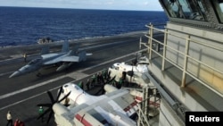 美国海军里根号航母参加与日本海上自卫队和加拿大皇家海军在西太平洋举行的大规模“锐剑”联合军演。(2018年11月3日)