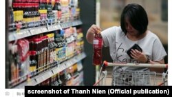 Ảnh tư liệu _ Một bà nội trợ lựa chọn hàng tại siêu thị