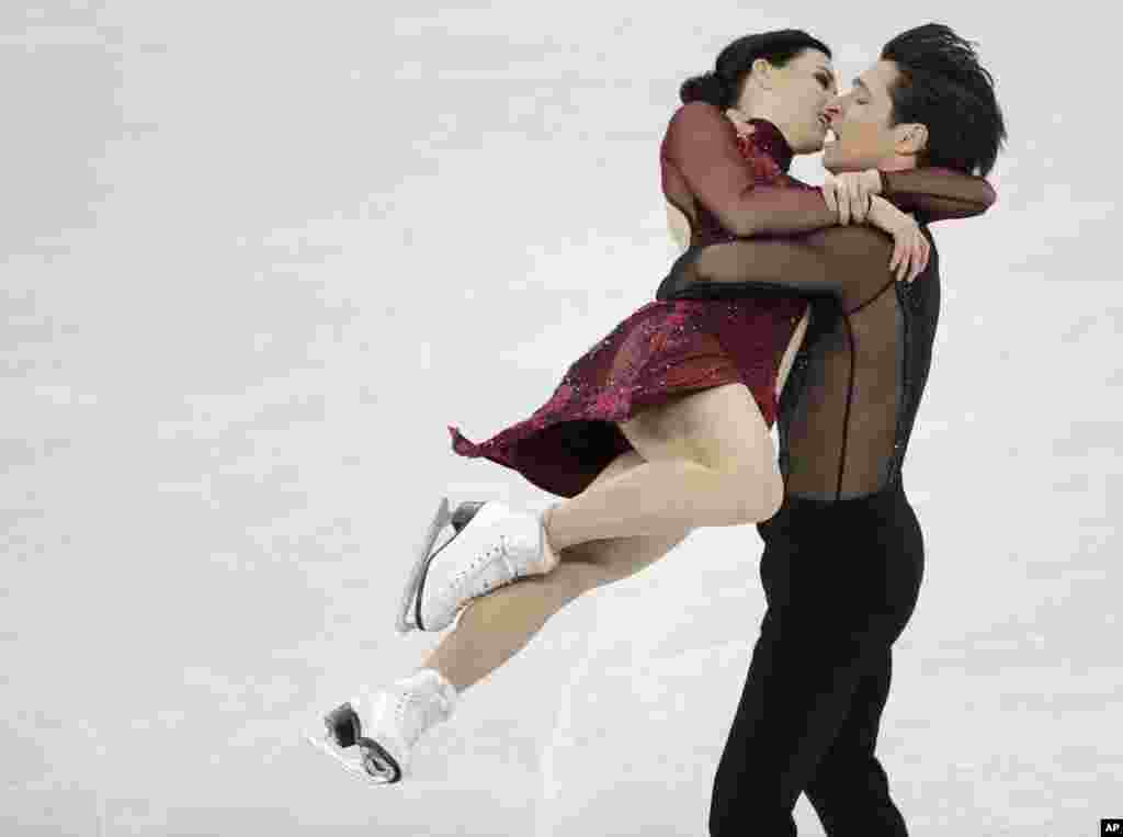 加拿大的斯科特&middot;莫伊尔与特萨&middot;维楚在平昌冬奥会江陵冰场的花样滑冰团体赛中比赛冰上舞蹈自由舞。（2018年2月12日）