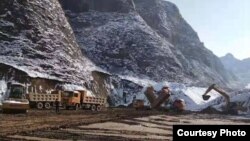 位于甘肃省天水市武山县的“武山甘肃华夏春秋(天水.铁笼山)文化旅游影视基地”施工项目,工人开凿人工湖并埋设管线。(照片提供:何林)