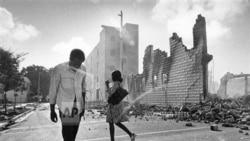 图为迈阿密卡尔默地区的废墟。此前四名警察被控1979年殴打黑人摩托车司机亚瑟·麦克达菲(Arthur McDuffie)致死,引发骚乱。(1980年5月19日)(美联社摄影)