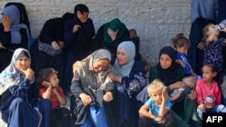 资料照片:加沙地带中部代尔巴拉赫的妇女和儿童为亲人在以色列空袭中丧生感到悲伤。(2024年7月13日)