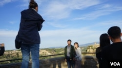 中国游客受日本动画大师宫崎骏的影响爱上了意大利的白露里治奥古城。宫崎骏的奥斯卡得奖电影《天空之城》就是用这里做的背景。(美国之音德特默拍摄)