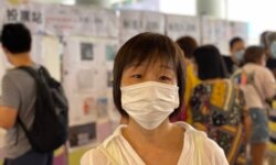 负责民主派初选美孚投票站的公民党深水埗区议员伍月兰表示,市民投票表达不想香港下一代的生活方式变成中国大陆一样。 (摄影:美国之音汤惠芸)