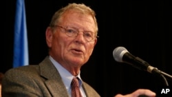 资料照:参议院军事委员会首席共和党议员英霍夫(2014年11月4日)