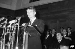 1966年6月6日美国参议员罗伯特·肯尼迪在南非开普敦大学向学生致辞。