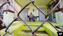 2020年3月24日新冠病毒席卷路易斯安那:新奥尔良的高级餐厅厨师大卫·麦格劳失业在家