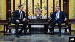 特斯拉首席执行官埃隆·马斯克(Elon Musk)2024年4月28日在北京与中国总理李强举行会晤。