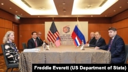 卢比奥在马来西亚首都举行的美国与东南亚国家联盟(ASEAN)外长会议期间与拉夫罗夫会面。(2025年7月10日)