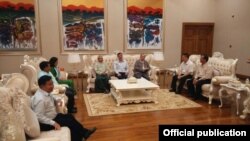 မိုင်းလား အထူးဒေသ(၄) ဥက္ကဋ္ဌ ဦးစိုင်းလင်း နှင့်အဖွဲ့
နေပြည်တော် ရှိ ခေတ္တတည်းခိုရာနေရာကို ရောက်ရှိ။ Photo ဦးဇော်ဌေး FB.