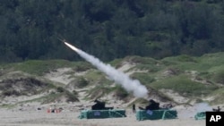 2023 年7月4 ,台湾军方在南部屏东县举行实弹演习,发射复仇者防空导弹。(资料照片)